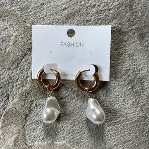 Stainless Steel gold earring with white rock